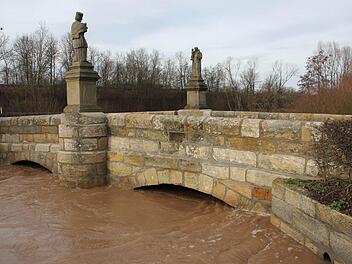 An der historischen Sandhöfer Brücke bei Ebern reichte der Durchlauf kaum noch aus.