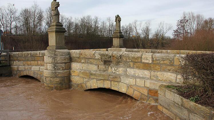 An der historischen Sandhöfer Brücke bei Ebern reichte der Durchlauf kaum noch aus.