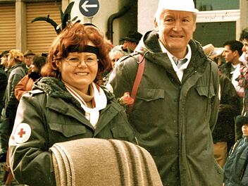 Selbst beim Faschingsumzug waren Irmgard Ried und Richard Scharnagel für das BRK Marktbreit aktiv - das Foto entstand im Jahr 2001. Foto: Thomas Meyer