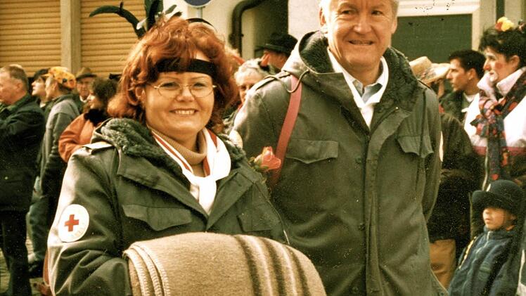 Selbst beim Faschingsumzug waren Irmgard Ried und Richard Scharnagel für das BRK Marktbreit aktiv - das Foto entstand im Jahr 2001. Foto: Thomas Meyer