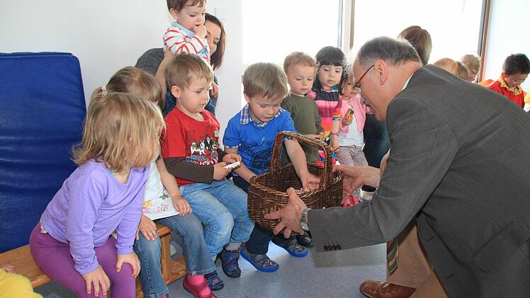 Die Kinder haben für Bürgermeister Johannes Wegner ein Bild gemalt. Foto: Heike Beudert