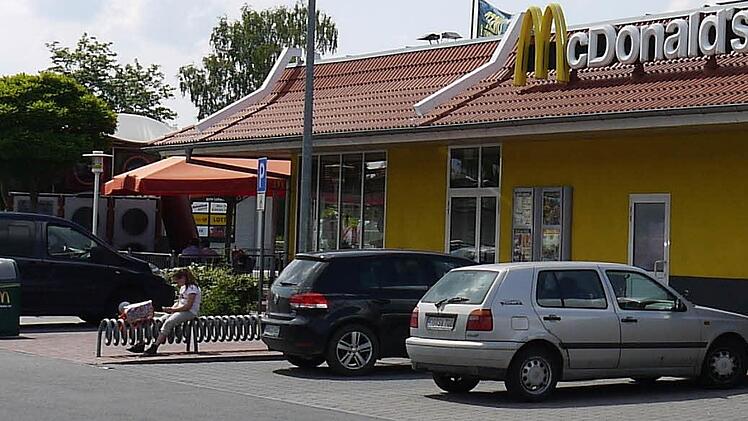 Der neue Eigentümer der Coburger Filiale in der Neustadter Straße, Hubertus Elster, will mehr Platz schaffen. Dazu sollen die Wände des Gebäudes bis zum Ende des Daches hinausgeschoben werden. Foto: Berthold Köhler