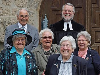 Lieselotte Russ (l.) gedachte ihrer Konfirmation vor 72 Jahren und Hannelore Schiffauer (vo. r.) feierte sogar Kronjuwel-Konfirmation.  Foto: Matthias Schneider