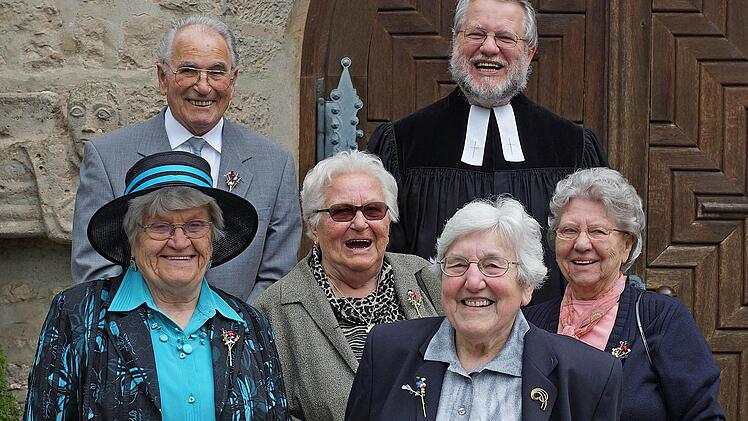 Lieselotte Russ (l.) gedachte ihrer Konfirmation vor 72 Jahren und Hannelore Schiffauer (vo. r.) feierte sogar Kronjuwel-Konfirmation.  Foto: Matthias Schneider