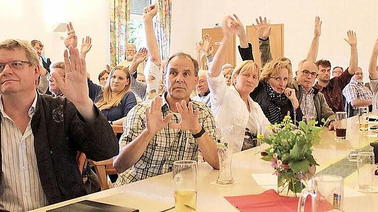Fast nur einmütige Zustimmung gab es bei allen Entscheidungen am Montagabend in Untersteinbach. Dort gründete sich der "Verein Nationalpark Nordsteigerwald".  Foto: Klaus Schmitt