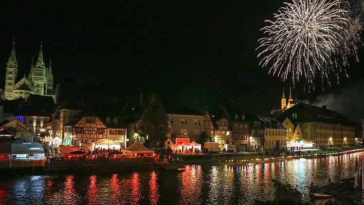 Traditionell mit dem Hochfeuerwerk, entzündet vor St. Michael, endete am Montagabend die Bamberger Sandkirchweih.  Fotos: Rieger-Press