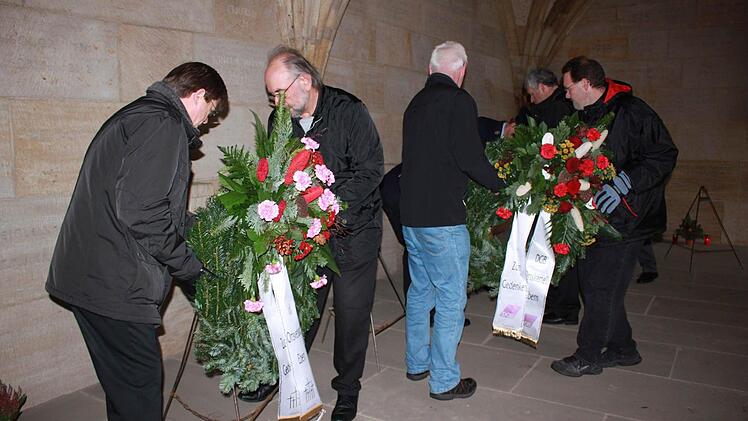 Die Kränze wurden im Ossarium in Ebern niedergelegt wurden. Foto: Katharina Becht
