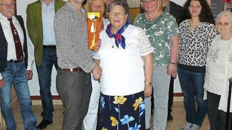 Der dritte Bürgermeister Christian Ruppert gratuliert der Jubilarin Sigrid Schattlack im Kreise eines Teils der Gratulantenschar. Foto: Wulf