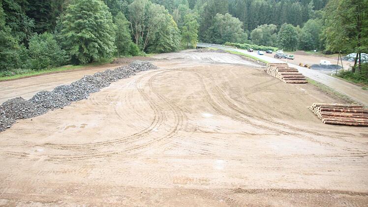 Blick vom Humushügel zur Kremnitzbrücke. Links der Abraum, rechts die Fixlängen.  Foto: Friedwald Schedel