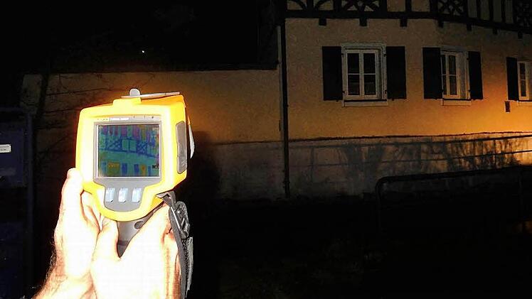 Mit einer Wärmebildkama können Wärmeverluste an Gebäuden aufgezeigt werden. Foto: Reinhard Löwisch