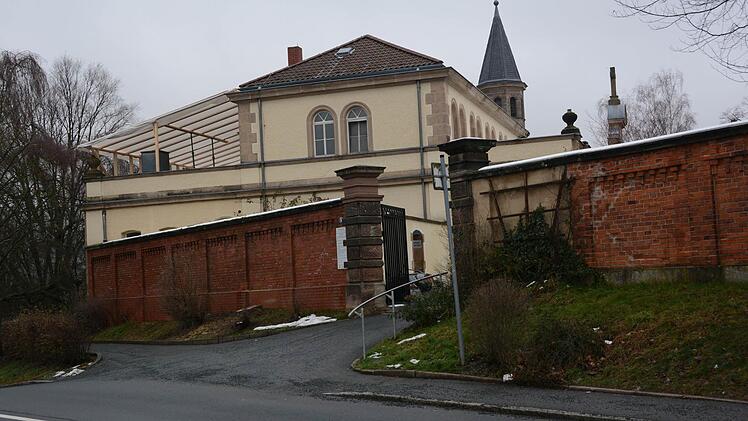 Das Kulmbacher Friedhofsgebäude. Nach links zur Straße hin wurde das schadhafte Flachdach mit einem Notdach überspannt. Foto: Dagmar Besand