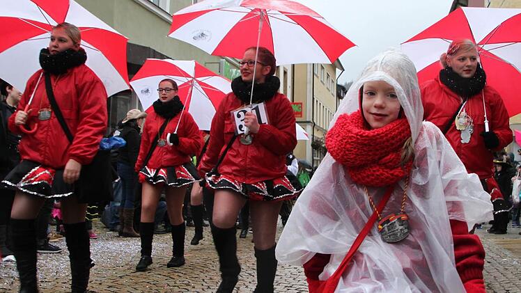 Die 1. Große Karnevalsgesellschaft 1954 Bad Brückenau trotzt Wind und Wetter! Foto:Ulrike Müller