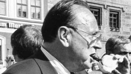 Hans-Dietrich Genscher genießt auf dem Marktplatz in Coburg eine BratwurstFoto: Archiv