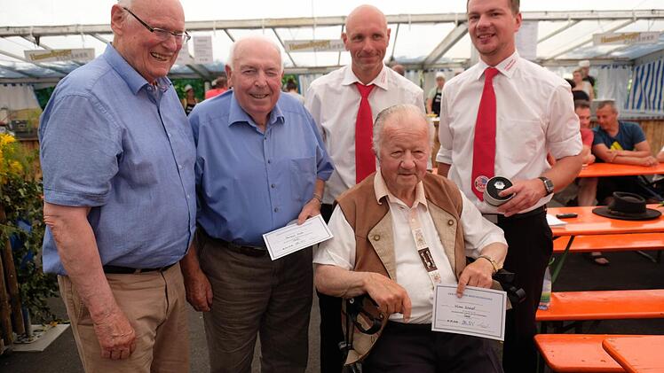 Höchste Auszeichnungen erhielten Markus Nöth (Mitte links) und Hilmar Schärpf (Mitte rechts). Hierzu gratulierten Winfried Benner (links), Marco Weigand und Björn Brust (rechts). Foto: Gerd Schaar