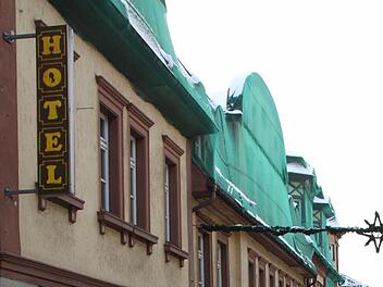 Das ehemalige Hotel steht seit Dezember komplett leer. Netze schützen Passanten der Fußgängerzone vor herabfallendem Putz. Foto: Ulrike Müller