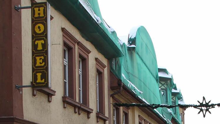 Das ehemalige Hotel steht seit Dezember komplett leer. Netze schützen Passanten der Fußgängerzone vor herabfallendem Putz. Foto: Ulrike Müller