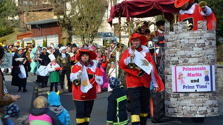 Faschingszug Rosenmontag in Waldfenster Foto: Peter Rauch