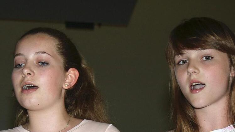 Klara (links) und Jaqueline vom Musicalchor "Junge Stimmen"