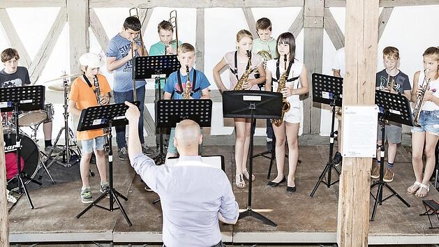 Mit einem bunten Programm wartete die Musikschule Ebern in ihrem Innenhof auf. Foto: Rudolf Hein