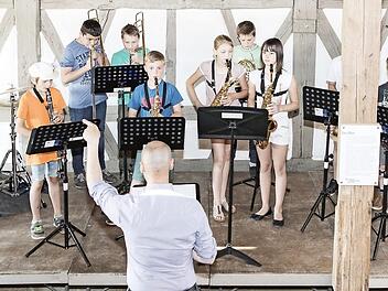 Mit einem bunten Programm wartete die Musikschule Ebern in ihrem Innenhof auf. Foto: Rudolf Hein