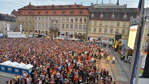 Dem Spa&szlig; auf der Fanmeile auf dem Maxplatz steht nicht mehr im Wege. Foto: Ronald Rinklef