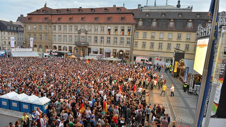 Dem Spaß auf der Fanmeile auf dem Maxplatz steht nicht mehr im Wege. Foto: Ronald Rinklef