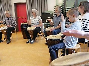 Es dauerte nicht lange, bis die Kursteilnehmer synchron die Djemben schlugen.
