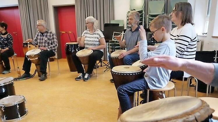 Es dauerte nicht lange, bis die Kursteilnehmer synchron die Djemben schlugen.