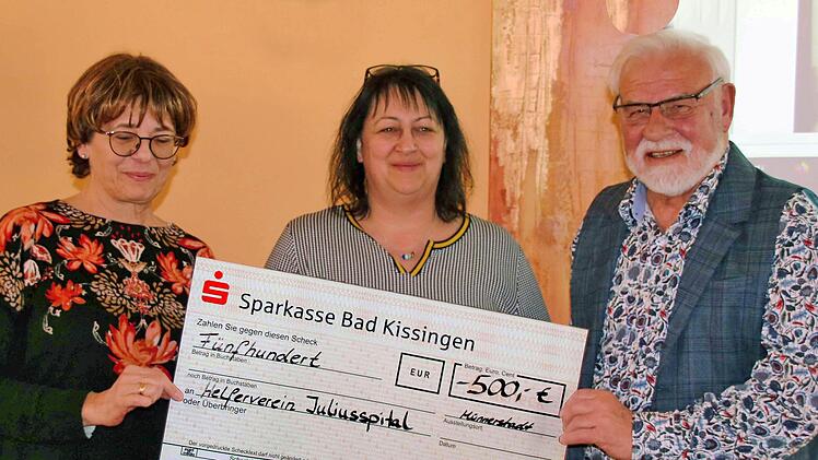 Eine Spende über 500 Euro überreichte Andrea Ziska, die Vorsitzende des  Helfervereins für das Juliusspital (links) an Karina Dietz, die Leiterin  des Betreuten Wohnens (Mitte). Rechts Eugen Albert, der Organisator des  Erzählcafés im Julius-Spital. Foto: Dieter Britz