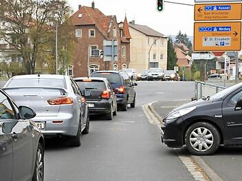 Wer aus einem der Anwesen am Beginn der Garitzer Kreuzung auf die Straße einbiegen will, muss Geduld mitbringen. Anwohnerin Simone Richter-Zschauer befürchtet, dass sich die Situation durch einen Kreis-Verkehr noch weiter verschlimmert. Fotos: Ralf Ruppert