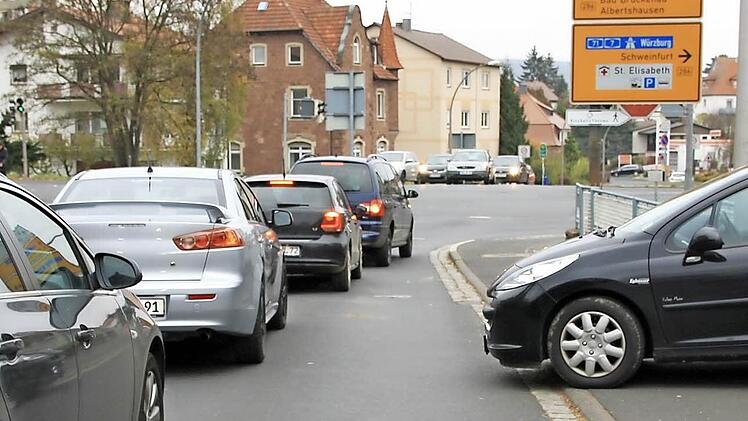 Wer aus einem der Anwesen am Beginn der Garitzer Kreuzung auf die Straße einbiegen will, muss Geduld mitbringen. Anwohnerin Simone Richter-Zschauer befürchtet, dass sich die Situation durch einen Kreis-Verkehr noch weiter verschlimmert. Fotos: Ralf Ruppert