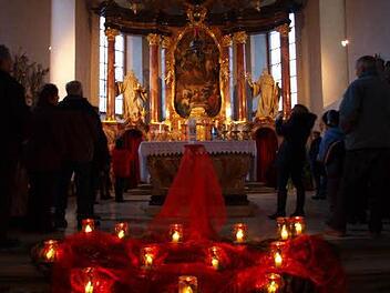 Mit Kerzen ausgeleuchtet: die barocke Pfarrkirche Foto: Anton Then