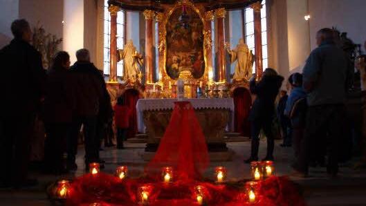 Mit Kerzen ausgeleuchtet: die barocke Pfarrkirche Foto: Anton Then