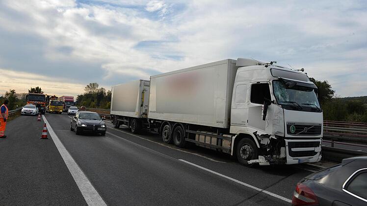 Der Lkw blieb nach der Kollision an der Mittelleitplanke stehen.Foto: Ronald Rinklef