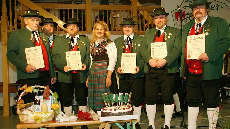 Ehrung der fünf Männer der ersten Stunde und Gründungsmitglieder der Gesangsgruppe für 30- jähriges Wirken zur Erhaltung von Volksbrauchtum und Tradition im Gesang. Von links Gregor Lorsbach, Edmund Sprenger, Holger Bogdanski (Zweiter Vorsitzender), Bettina Rubel (Vorsitzende), Robert Maurer, Norbert Fleischmann, Stefan Wachter. Foto: Karl-Heinz Hofmann