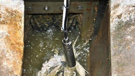 Der Abwasserzweckverband hat in Obertheres einen Feststoffzerkleinerer sowie eine Sonde eingebaut.  Foto: Ulrike Langer