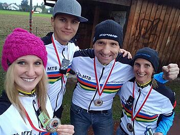 Die Mountainbike-Weltmeister im Vierer-Mixed sind stolz auf ihren Erfolg: (von links) Yvonne Kuhnlein, Sascha Liebrenz, Uwe Kuhnlein und Kerstin Kuhnlein. Foto: privat