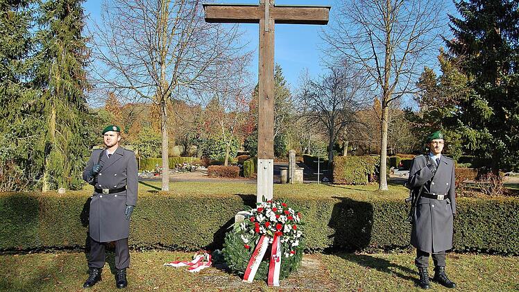Der Kranz der Stadt Bad Kissingen am Ehrenmal für gefallene Soldaten. Foto: Sigismund von Dobschütz
