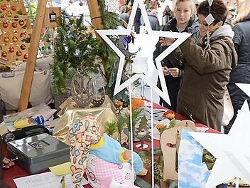 Weihnachtsdekoration, adventliche Leckereien und vieles mehr wird beim Wartenfelser Weihnachtsmarkt angeboten, der am kommenden Sonntag rund um das Feuerwehrhaus stattfindet. Fotos: Archiv/Wulf