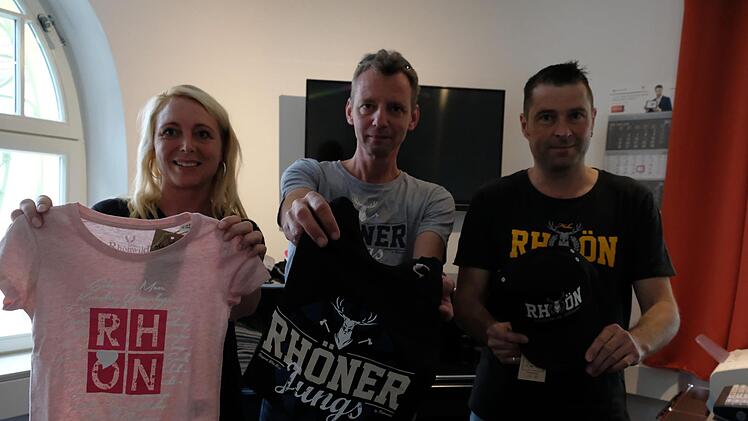 Stoff f&uuml;r Ideen: "Rh&ouml;nwild"-Gesch&auml;ftsf&uuml;hrer Steffen Filtzer (Mitte) und seine Kollegen Gabi Ditzel (links) und Enrico H&auml;nel mit einigen der "Rh&ouml;nwild"-Produkte, die von Fladungen aus  die Rh&ouml;n erobern. Gerhard Fischer