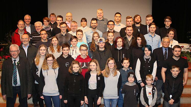 Viele unterfränkische, bayerische, deutsche und sogar Welt-Titel im Ballett, Eiskunstlauf, Gong Fu, Kickboxen, Leichtathletik, Mini-Golf, Schießen, Schwimmen, Tennis und Tischtennis haben diese Haßfurter Sportler erkämpft. Derweil legten Erich Buhlheller, Wolfgang Sommer, Helmut Olbort (jeweils Haßfurt) sowie Kathrin Heurich (Uchenhofen) bereits 25, 40, 45 und 30 Mal das deutsche Sportabzeichen ab. Es gratulierte Bürgermeister Günther Werner (vorne links).Ralf Naumann