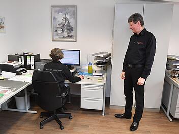 Michael Müller lässt sich von einer Mitarbeiterin  Mails vorlesen. Foto: Ronald Rinklef