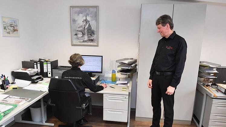 Michael Müller lässt sich von einer Mitarbeiterin  Mails vorlesen. Foto: Ronald Rinklef