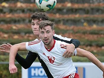 Der SV Memmelsdorf um Philipp Hörnes (vorn) zeigte eine beherzte Partie, musste sich aber dem FC Eintracht Bamberg und Philipp Pfeiffer mit 2:3 geschlagen geben. sportpress