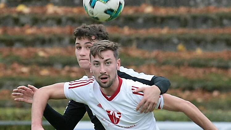 Der SV Memmelsdorf um Philipp Hörnes (vorn) zeigte eine beherzte Partie, musste sich aber dem FC Eintracht Bamberg und Philipp Pfeiffer mit 2:3 geschlagen geben. sportpress