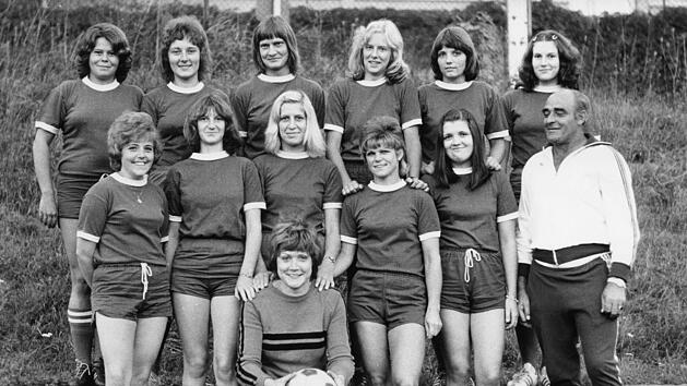 Die Stammmannschaft der SV-Damen 1973 (hintere Reihe von links) Anita Pfeffer, Christa Hein, Rosemarie Endres, Sonja Hammer, Marianne Dietz, Karin Rauhut; (vordere Reihe) Gisela Klemm, Angelika Rappert, Ulla Krawczyk, Helga Wetterich, Anneliese Steffel; davor mit Ball Barbara Will sowie Trainer Lorenz Dallner.Fuhrmann