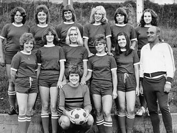 Die Stammmannschaft der SV-Damen 1973 (hintere Reihe von links) Anita Pfeffer, Christa Hein, Rosemarie Endres, Sonja Hammer, Marianne Dietz, Karin Rauhut; (vordere Reihe) Gisela Klemm, Angelika Rappert, Ulla Krawczyk, Helga Wetterich, Anneliese Steffel; davor mit Ball Barbara Will sowie Trainer Lorenz Dallner.Fuhrmann