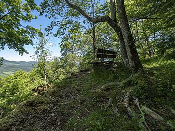 Eine ungeahnte Aussicht auf das Sinntal lädt  zum Verweilen ein. Foto: Jürgen Hüfner