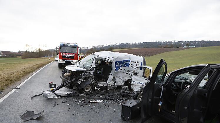 Kastenwagen schlittert auf Gegenfahrbahn: Fahrer mit Rettungshubschrauber ins Krankenhaus gebracht