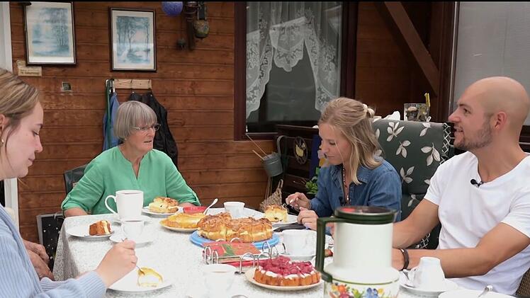 Lina (Zweite von rechts) und Daniel (rechts) sind mit Trauzeugin Jenny (links) zu Gast bei Linas Gro&szlig;eltern.